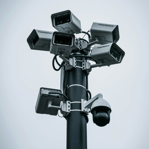 Zespół ochrony w garniturach w eleganckim lobby